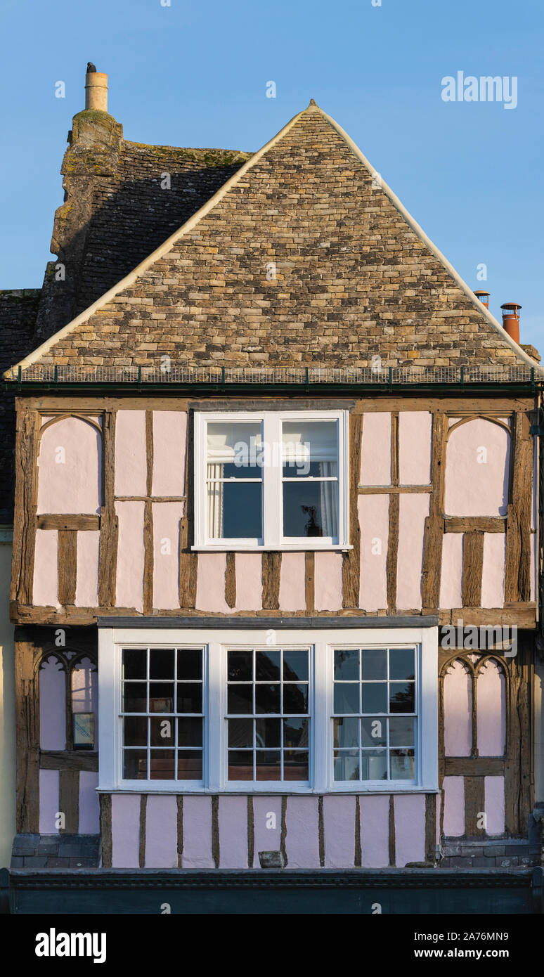 La facciata della casa in legno e muratura sulla Strada Alta Burford Oxfordshire England Regno Unito Foto Stock