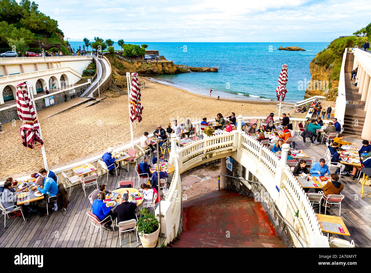Le persone che cenano al ristorante Aréna Biarritz si affacciano sulla Plage du Port Vieux, Biarritz, Francia Foto Stock