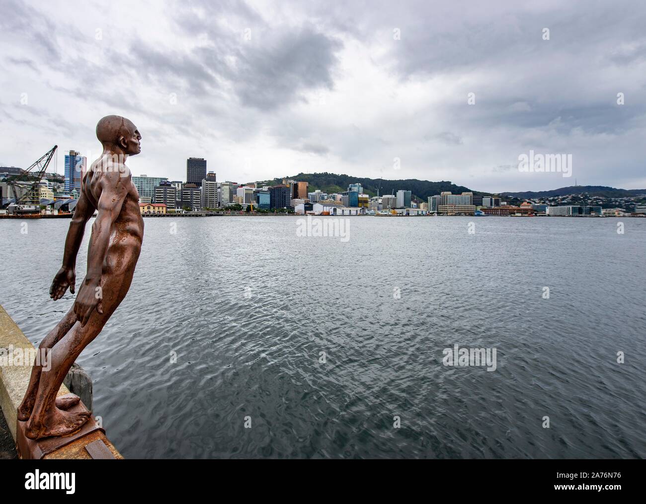Solace scultura del vento nel porto di Wellington, Waterfront, Wellington, Isola del nord, Nuova Zelanda Foto Stock