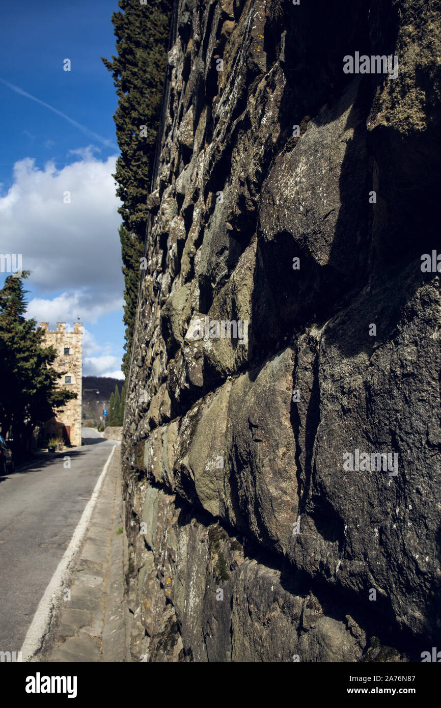 Grande parete di roccia sul bordo di una strada in Italia Foto Stock