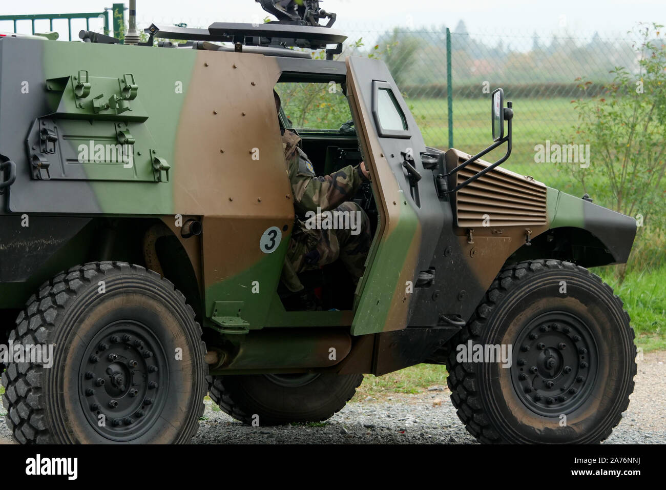 Centinaia di riservisti francesi prendere parte in Vezinet anti-terrorismo attacco seminatrice, Riorges, Loire, Francia Foto Stock