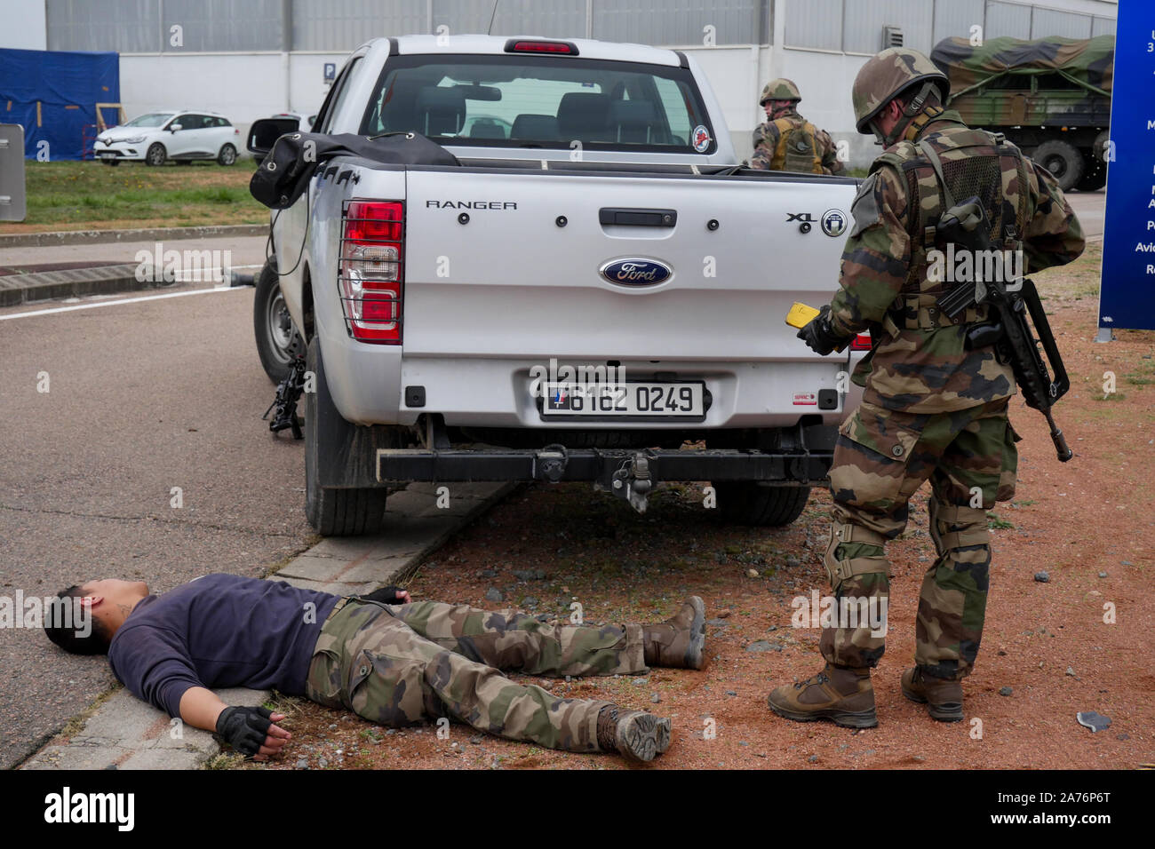 Centinaia di riservisti francesi prendere parte in Vezinet anti-terrorismo attacco seminatrice, Riorges, Loire, Francia Foto Stock