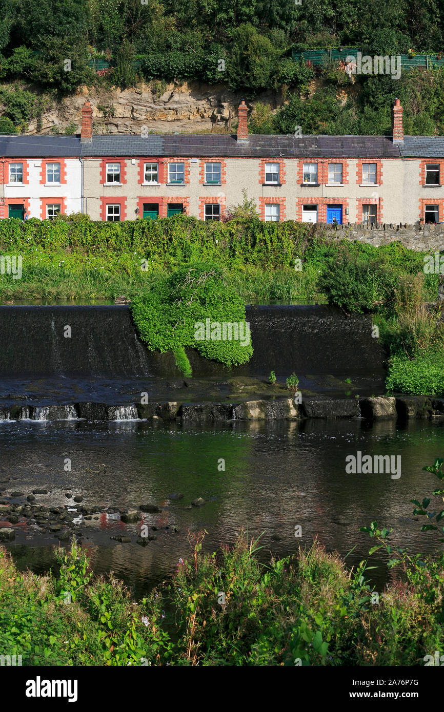 Case & Fiume Liffey, Lucan village, County Dublin, Irlanda Foto Stock