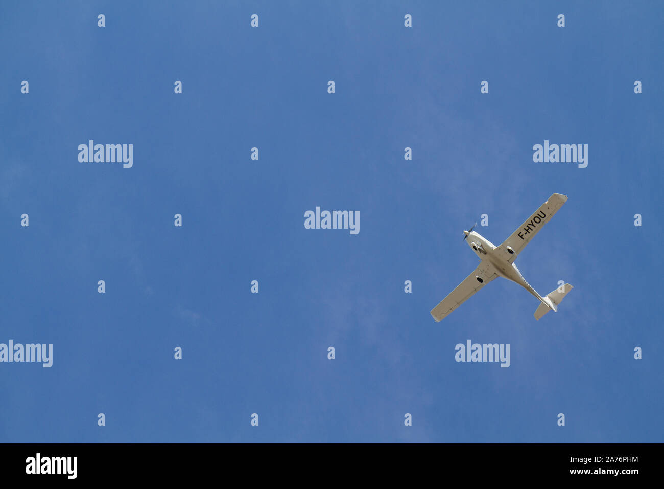 Un elica piano basso nel cielo appena prima dello sbarco. Foto Stock