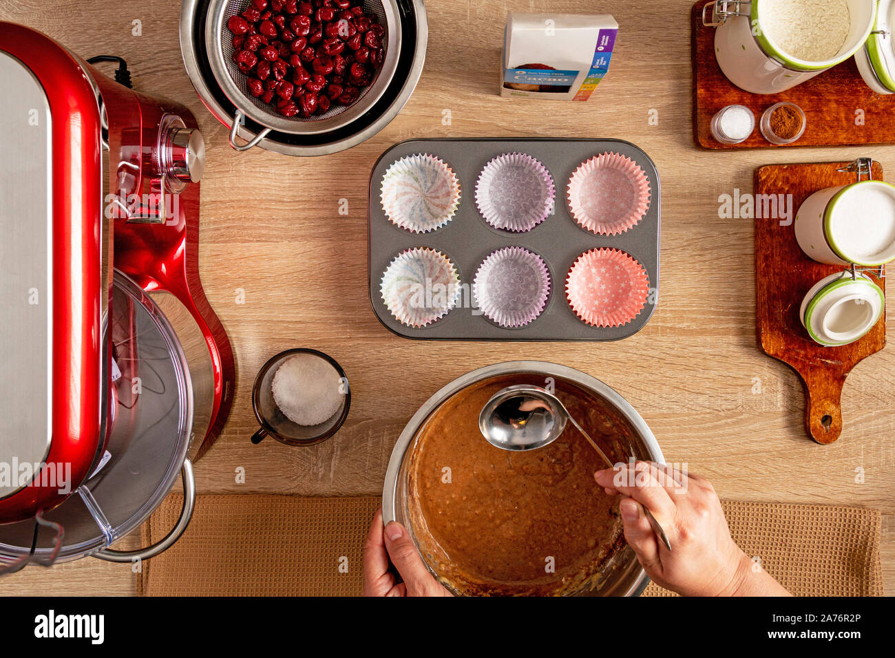 Pronti a mettere una pastella e altri ingredienti su un caso di muffin Foto Stock