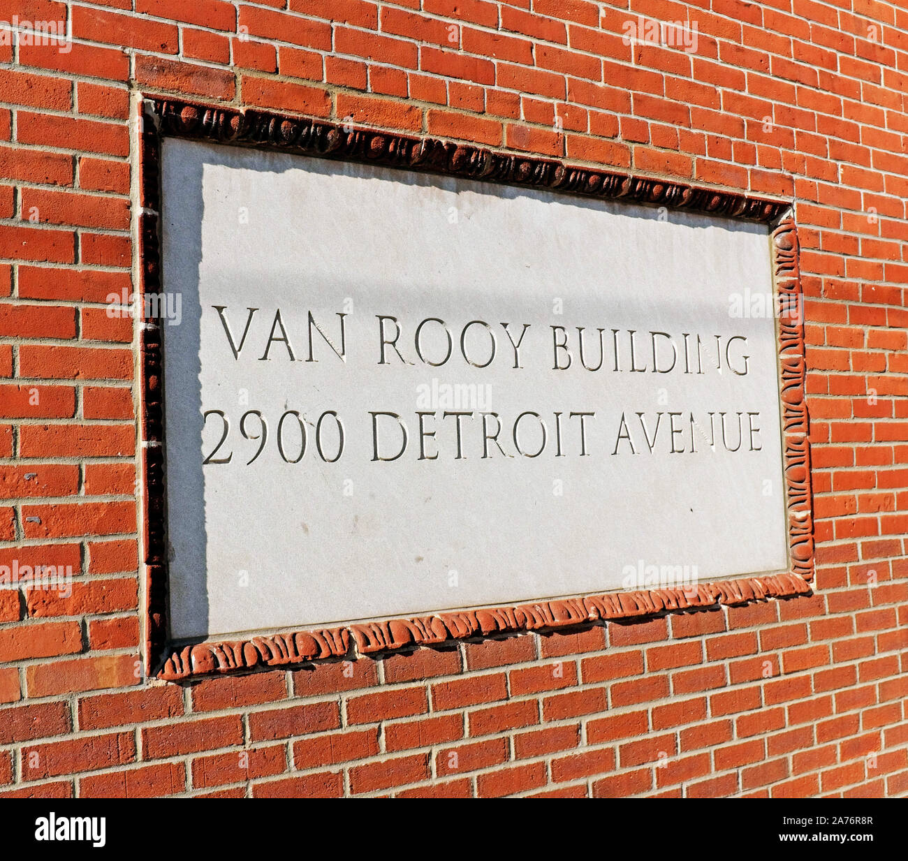 Van Rooy edificio iscrizione in pietra con il suo indirizzo su Detroit Avenue nel quartiere Hingetown di Cleveland, Ohio, Stati Uniti. Foto Stock