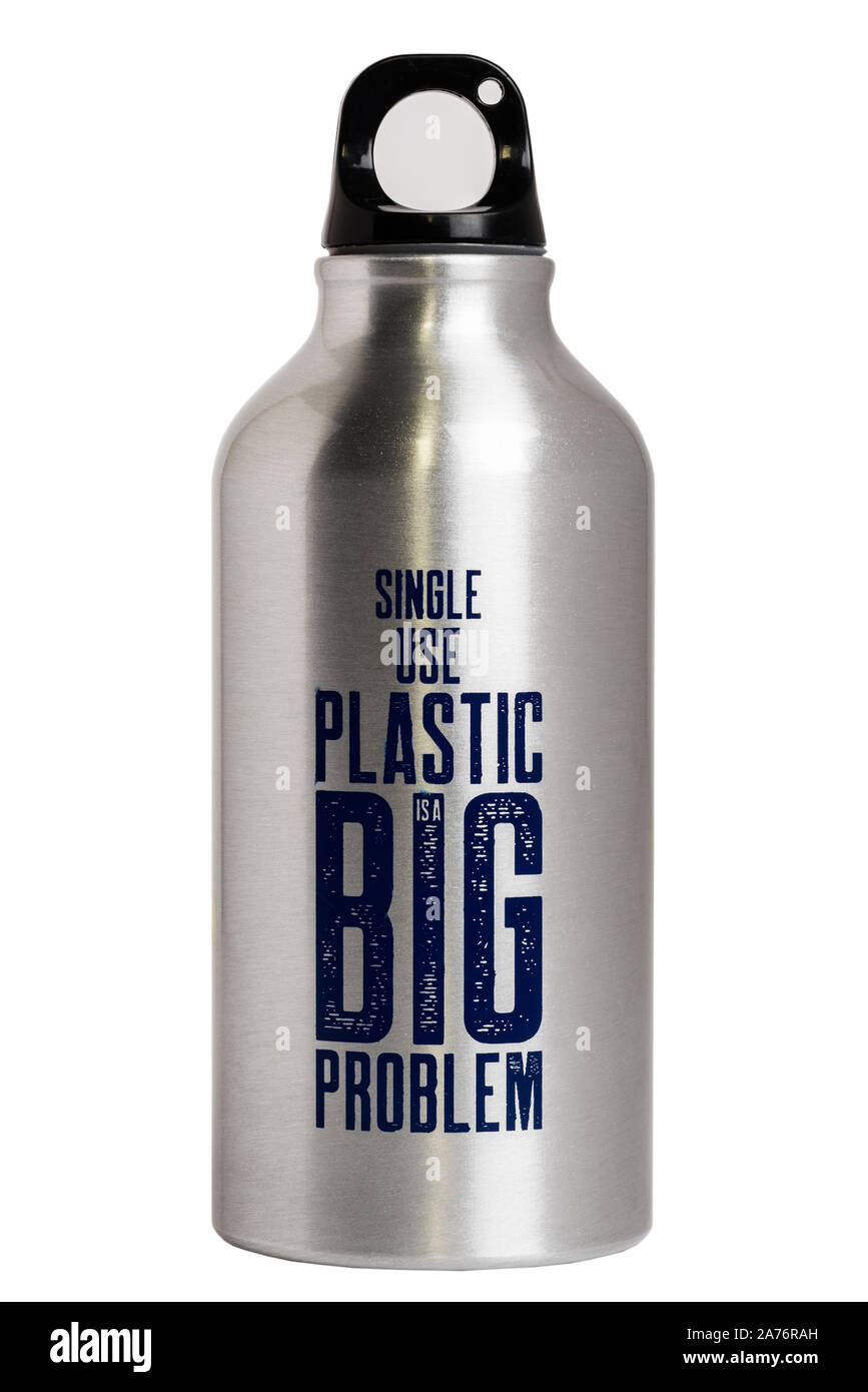 Un metallo riutilizzabili bottiglia di acqua su sfondo bianco Foto Stock