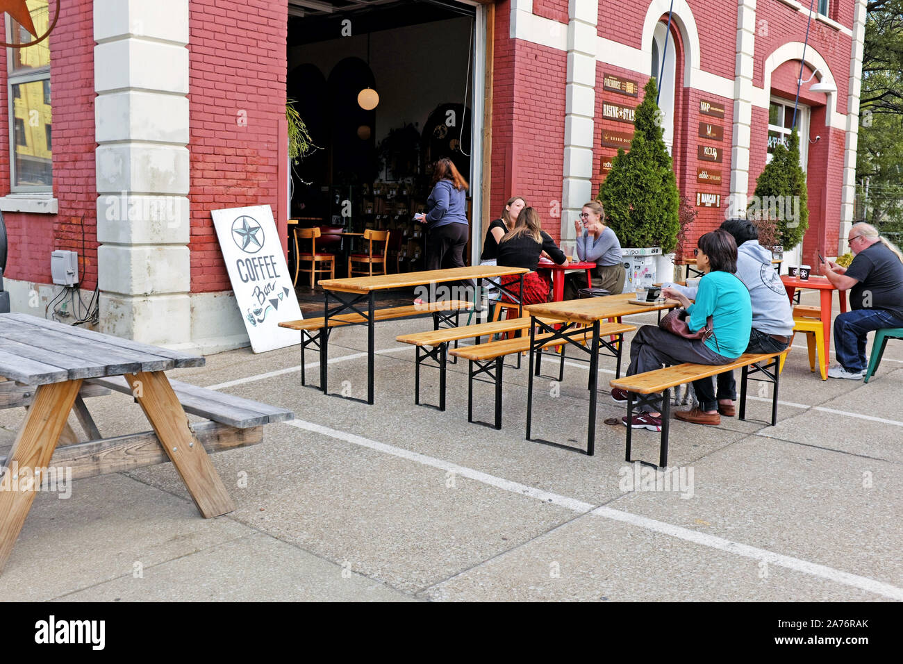 Rising Star caffè nel trendy quartiere Hingetown di gentifying Ohio City offre outdoor/posti a sedere al coperto in riproposte Ohio City firehouse. Foto Stock