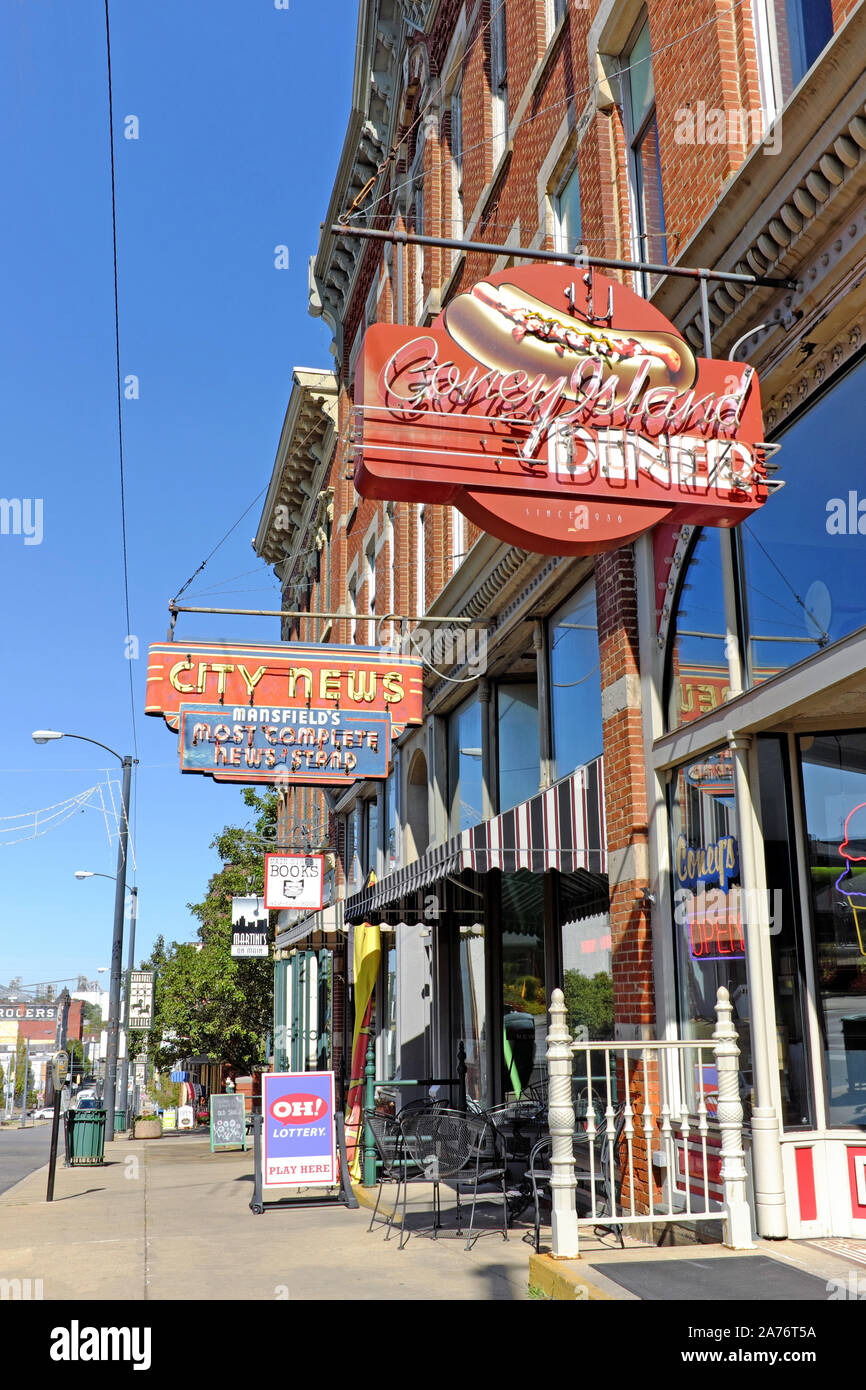 Il centro di Mansfield, Ohio, USA, è una tipica strada principale per piccole città nell'Ohio centrale. Foto Stock