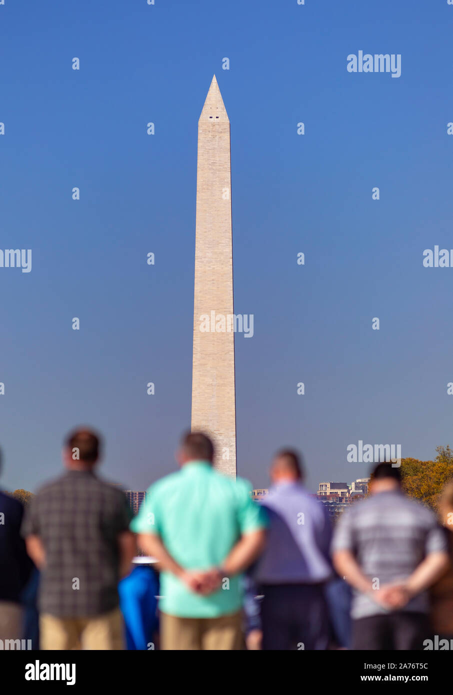 WASHINGTON, DC, Stati Uniti d'America - gruppo di visitatori sul National Mall. Il Monumento a Washington, sopra. Foto Stock