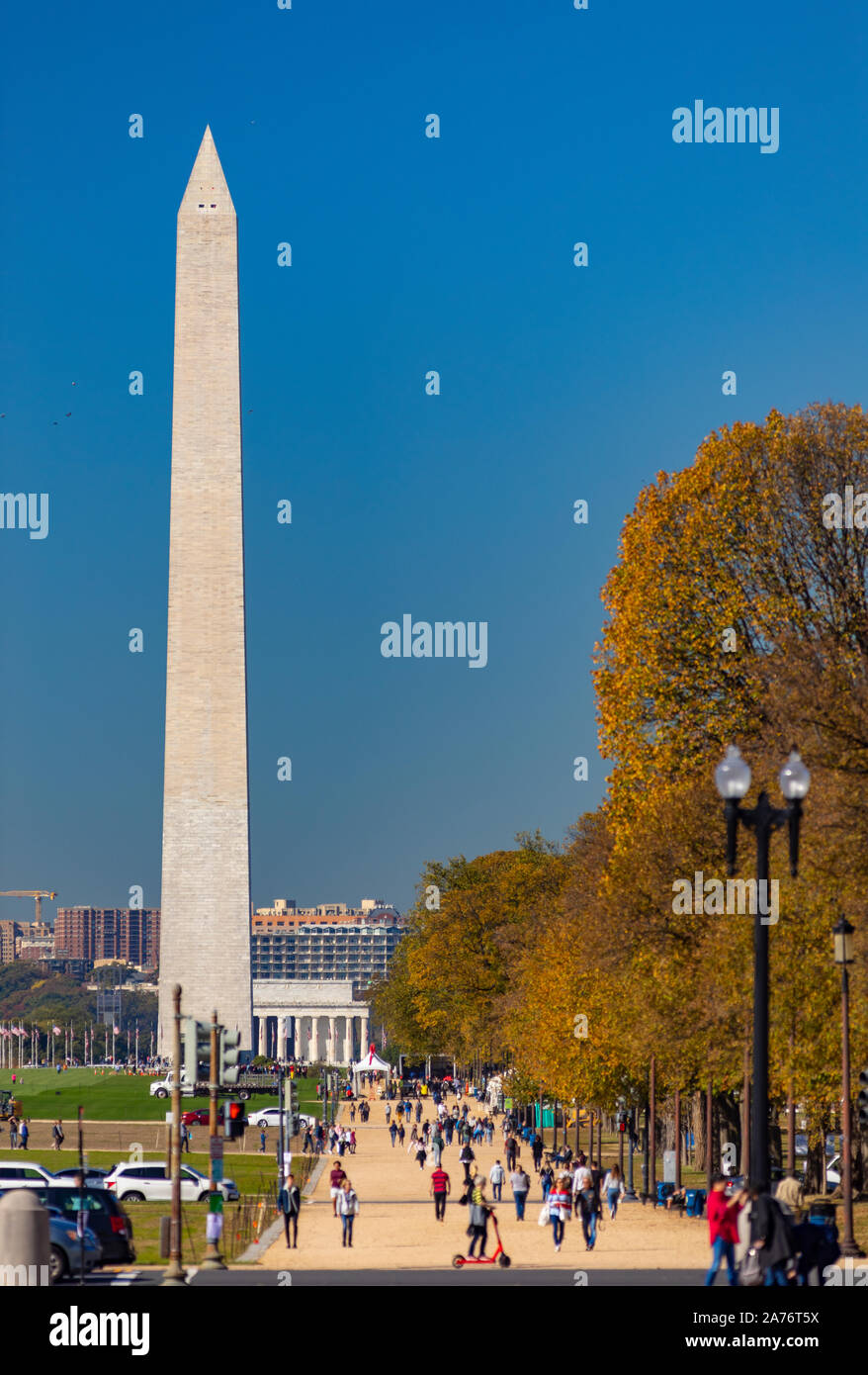 WASHINGTON, DC, Stati Uniti d'America - persone a piedi sul National Mall. Il Monumento a Washington in distanza. Foto Stock