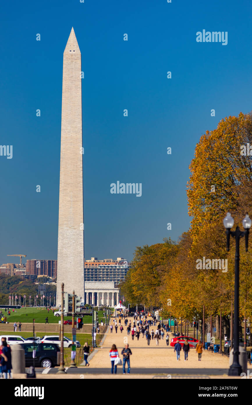 WASHINGTON, DC, Stati Uniti d'America - persone a piedi sul National Mall. Il Monumento a Washington in distanza. Foto Stock