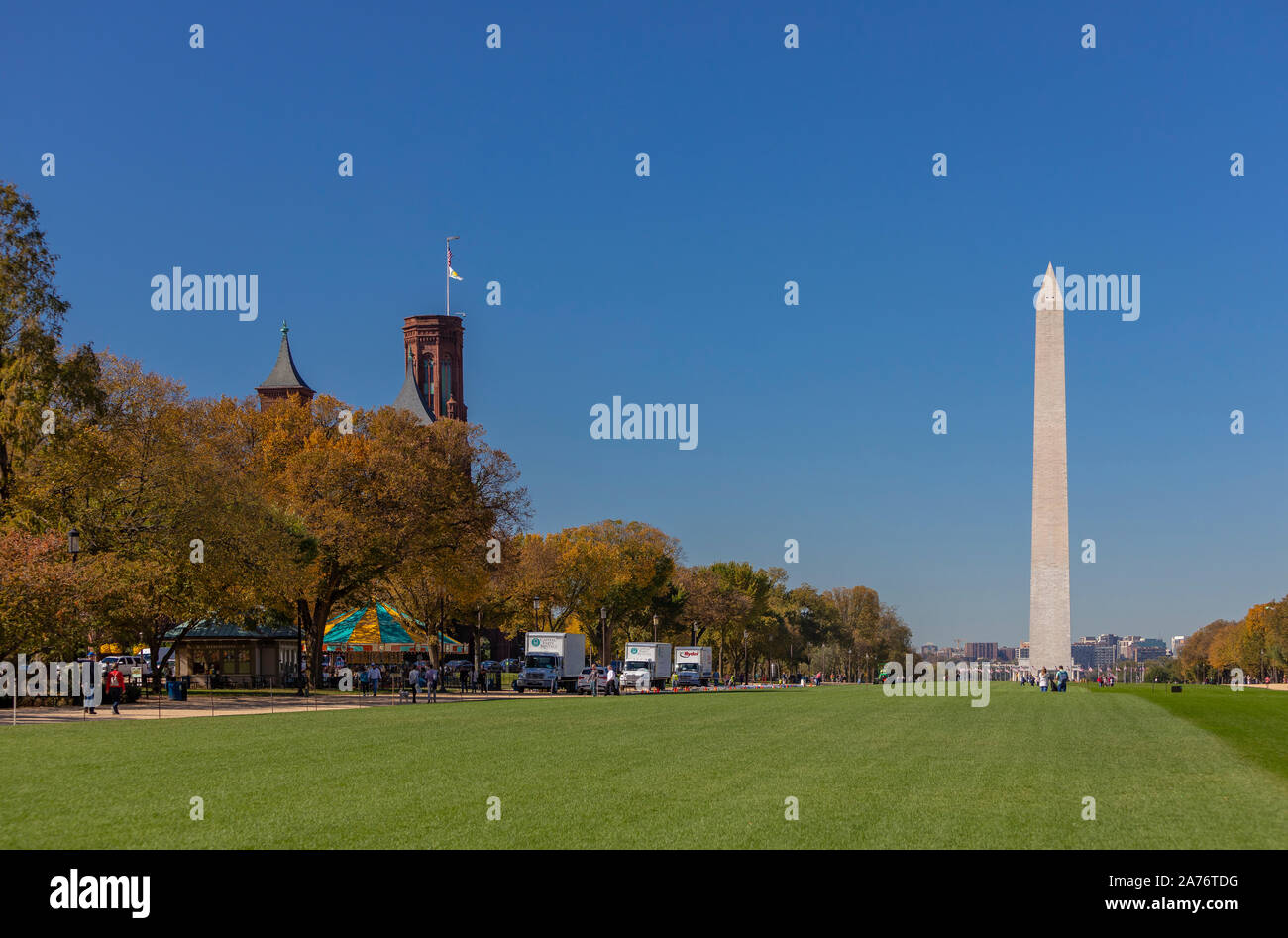 WASHINGTON, DC, Stati Uniti d'America - il National Mall. Il castello di Smithsonian, sinistro e il Monumento a Washington. Foto Stock
