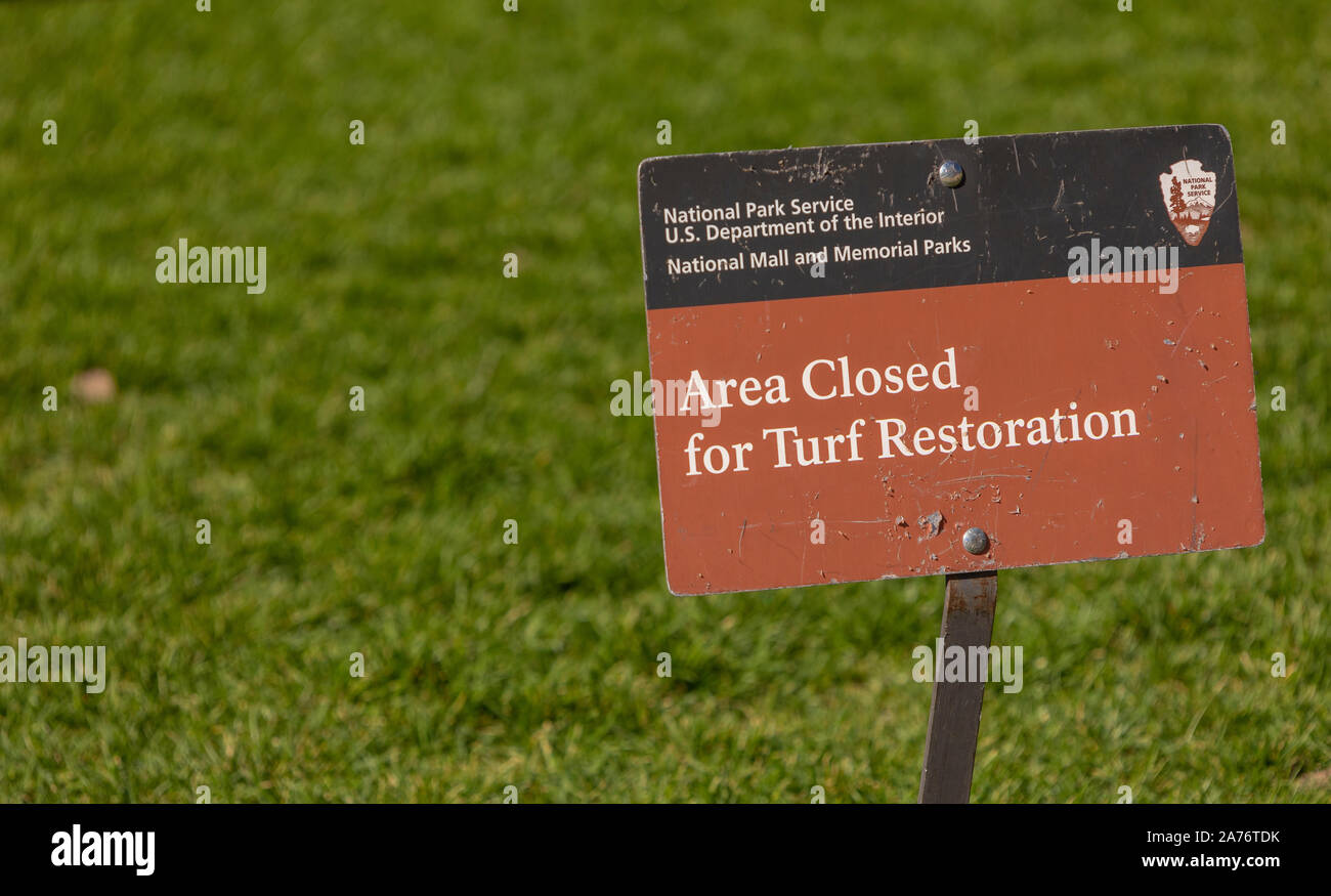 WASHINGTON, DC, Stati Uniti d'America - segno sul National Mall erba. Area chiusa per il restauro del fondo erboso. Foto Stock