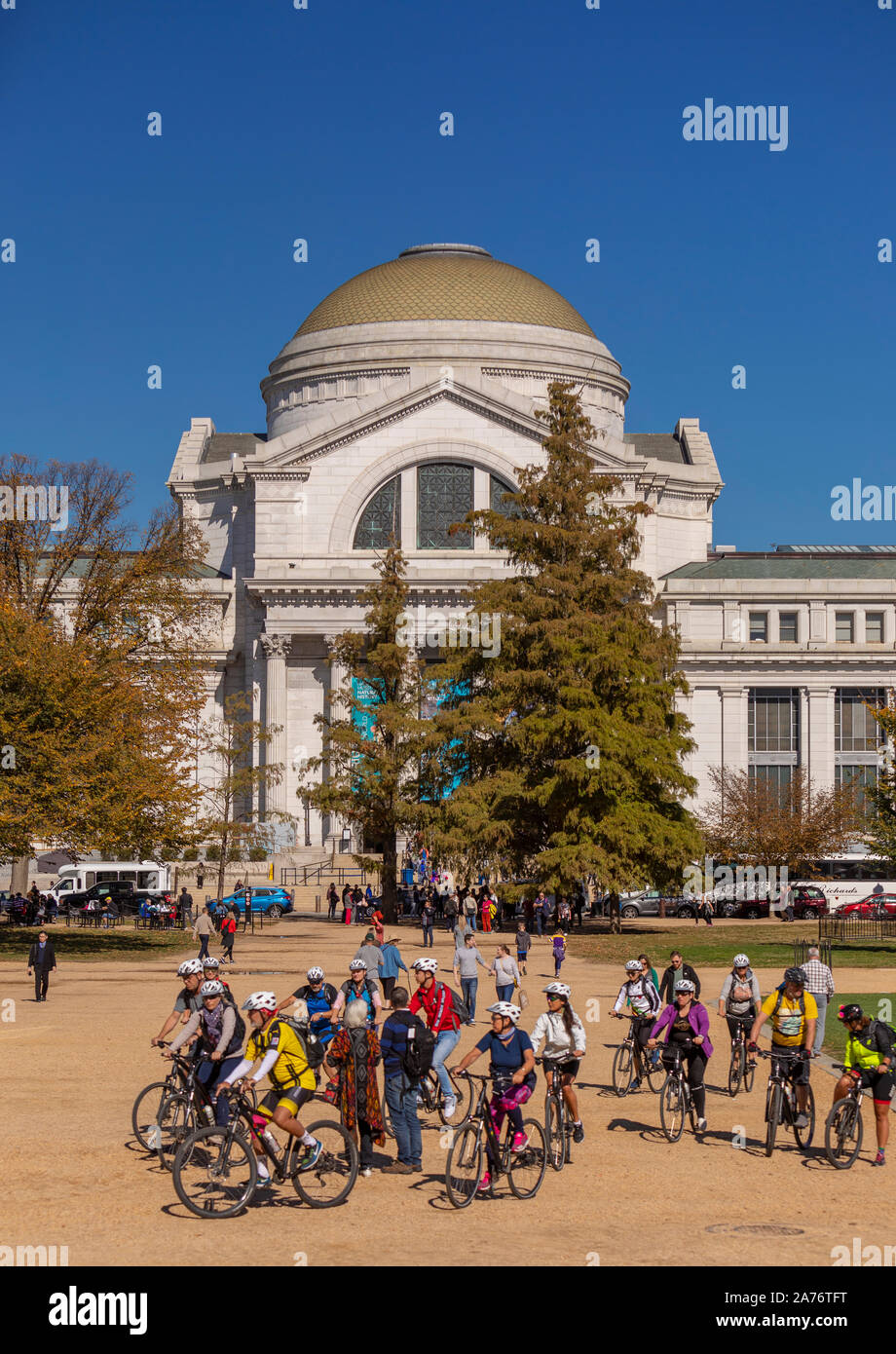 WASHINGTON, DC, Stati Uniti d'America - Persone in tour in bicicletta attraverso la parte anteriore del Smithsonian Museo Nazionale di Storia Naturale. Foto Stock