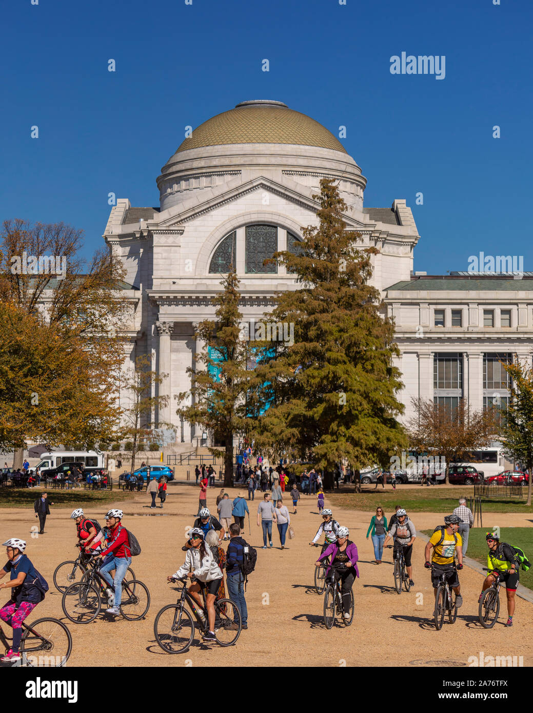 WASHINGTON, DC, Stati Uniti d'America - Persone in tour in bicicletta attraverso la parte anteriore del Smithsonian Museo Nazionale di Storia Naturale. Foto Stock