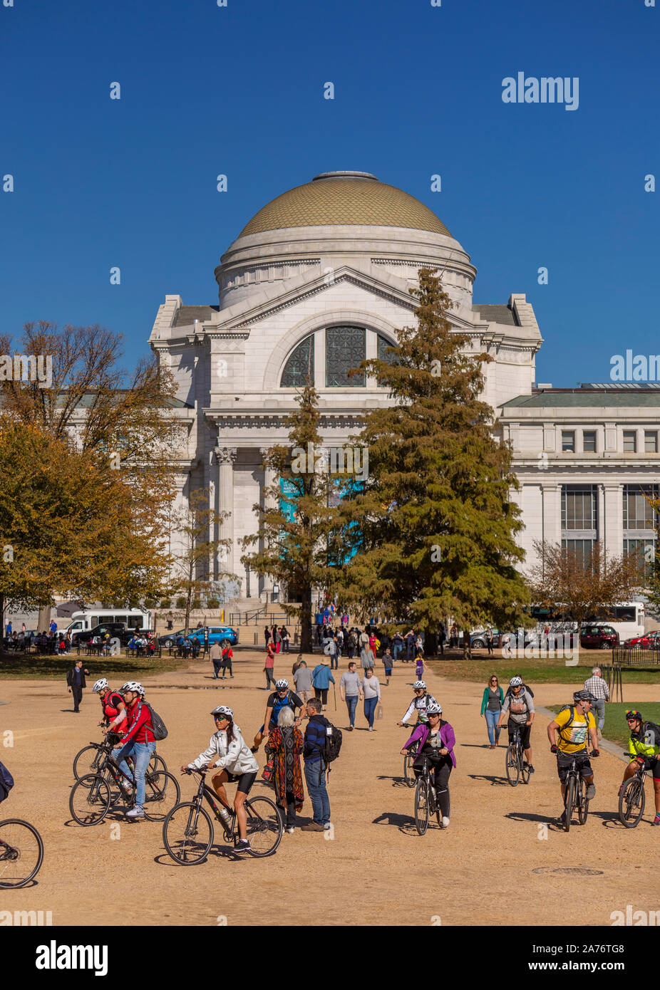 WASHINGTON, DC, Stati Uniti d'America - Persone in tour in bicicletta attraverso la parte anteriore del Smithsonian Museo Nazionale di Storia Naturale. Foto Stock