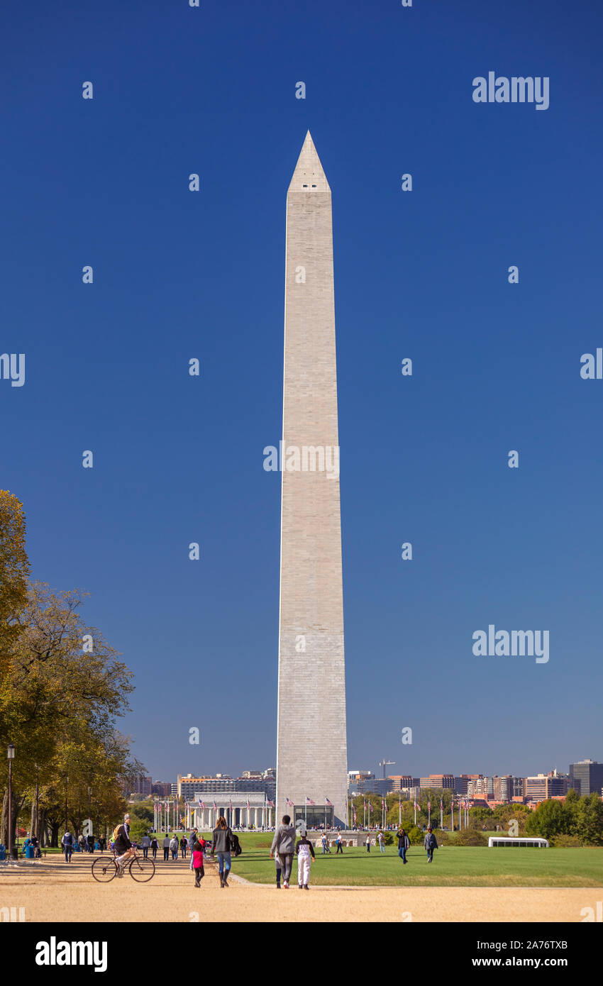 WASHINGTON, DC, Stati Uniti d'America - il Monumento a Washington e la gente che camminava sul National Mall. Foto Stock