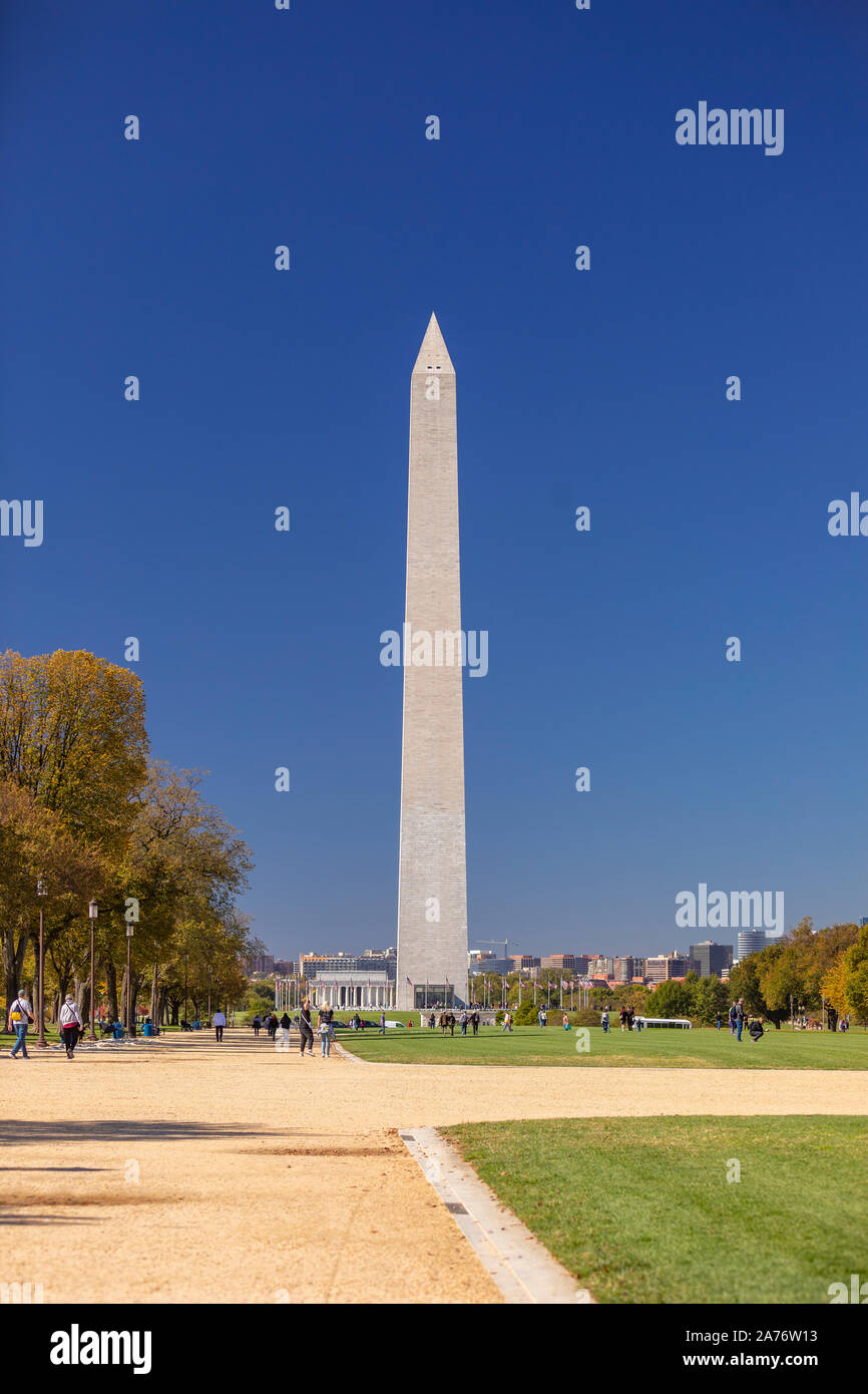 WASHINGTON, DC, Stati Uniti d'America - il Monumento a Washington e la gente che camminava sul National Mall. Foto Stock