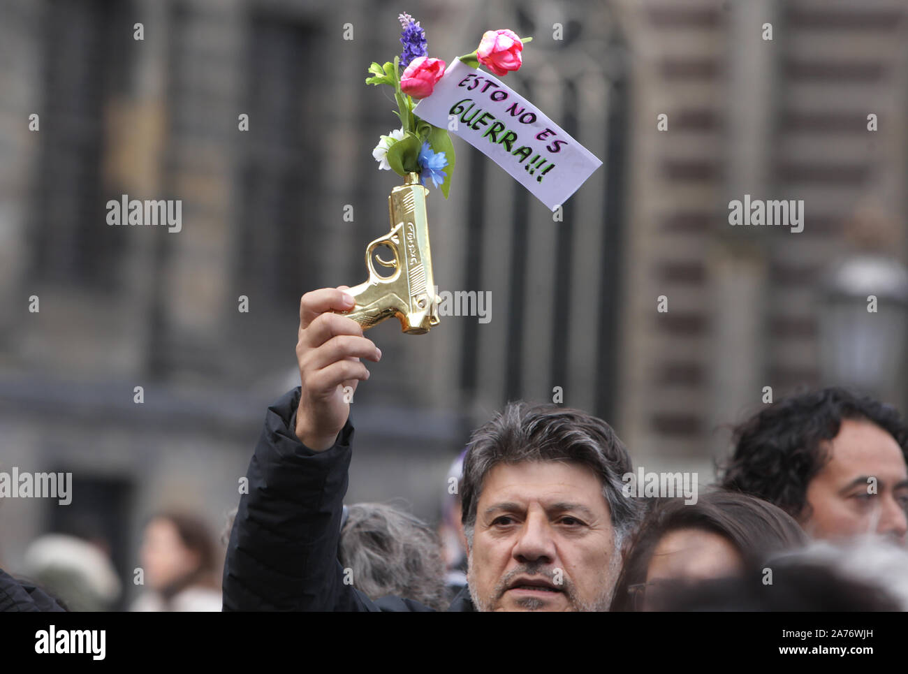 I membri della comunità cilena protesta in piazza Dam in ottobre 26, 2019 in Amsterdam, Paesi Bassi. Presidente Sebastian Piñera ha annunciato misure Foto Stock
