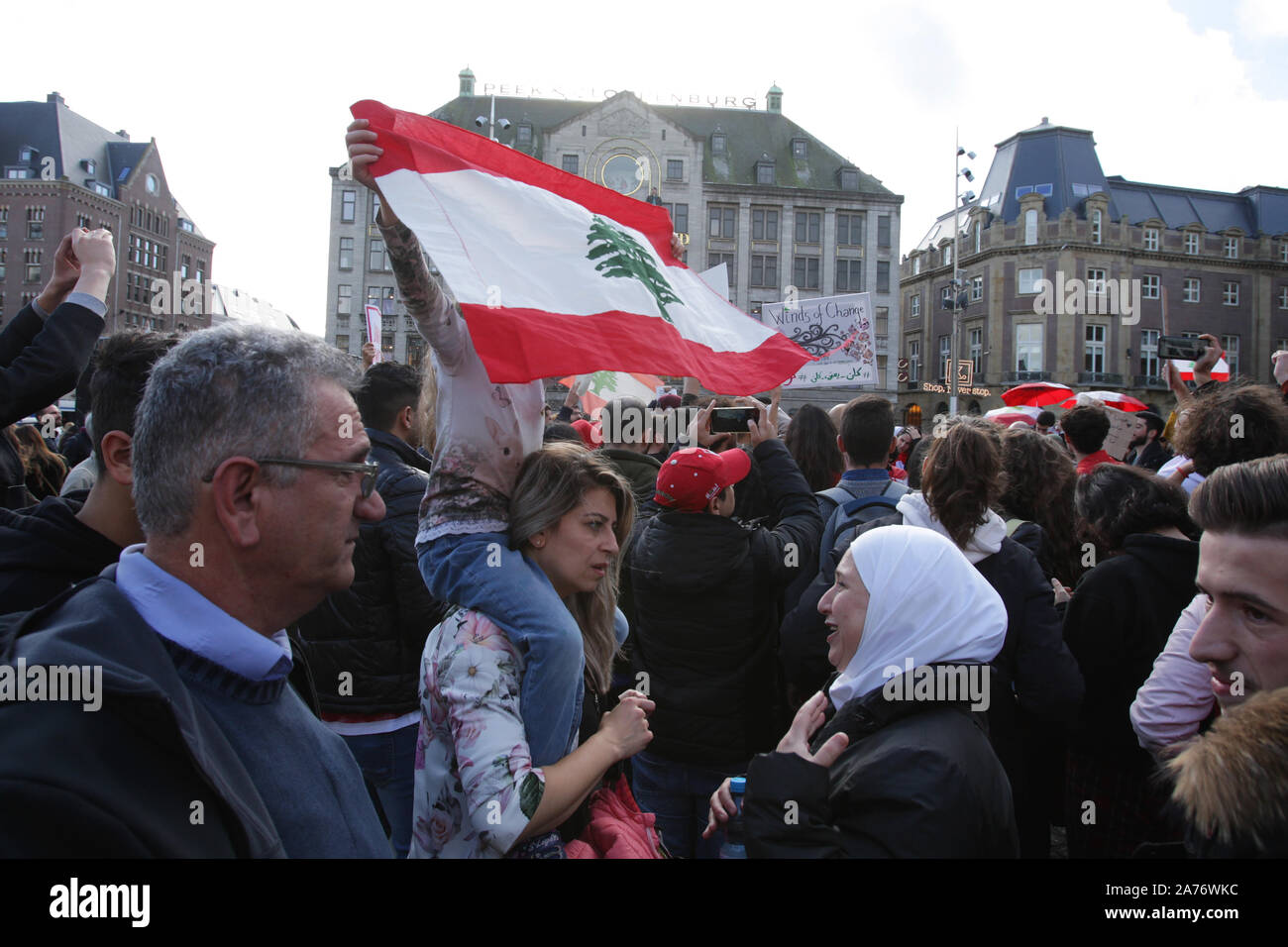 I membri della comunità libanese manifestanti chant slogan durante un governo anti-dimostrazione presso la piazza Dam il 26 ottobre in Amsterdam,Nether Foto Stock