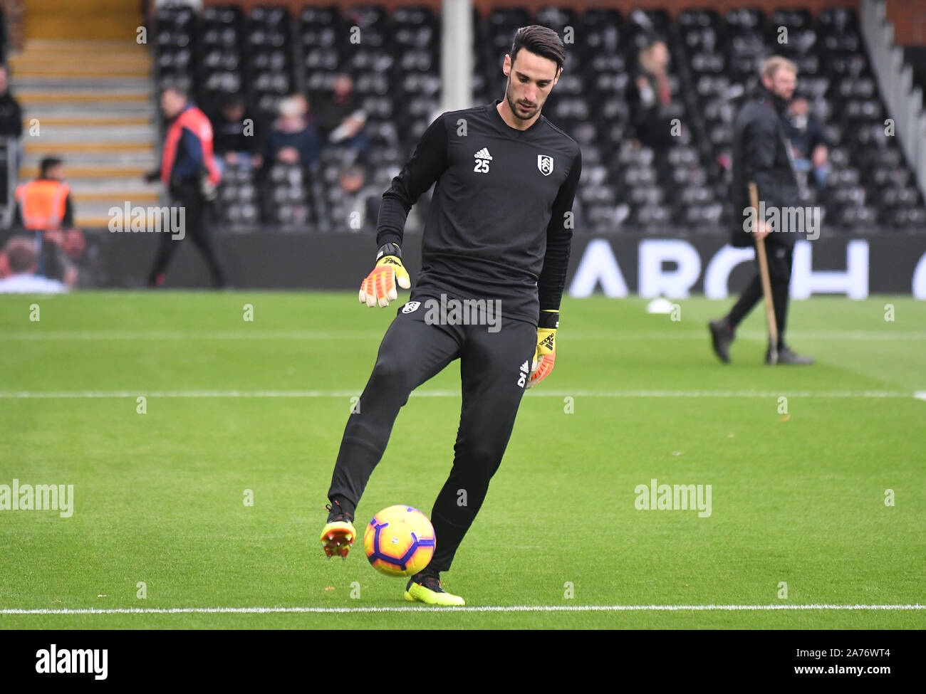 Londra, Inghilterra - Ottobre 27, 2018: Sergio Rico di Fulham raffigurato prima dell'2018/19 English Premier League tra Fulham FC e AFC Bournemouth a Craven Cottage. Foto Stock