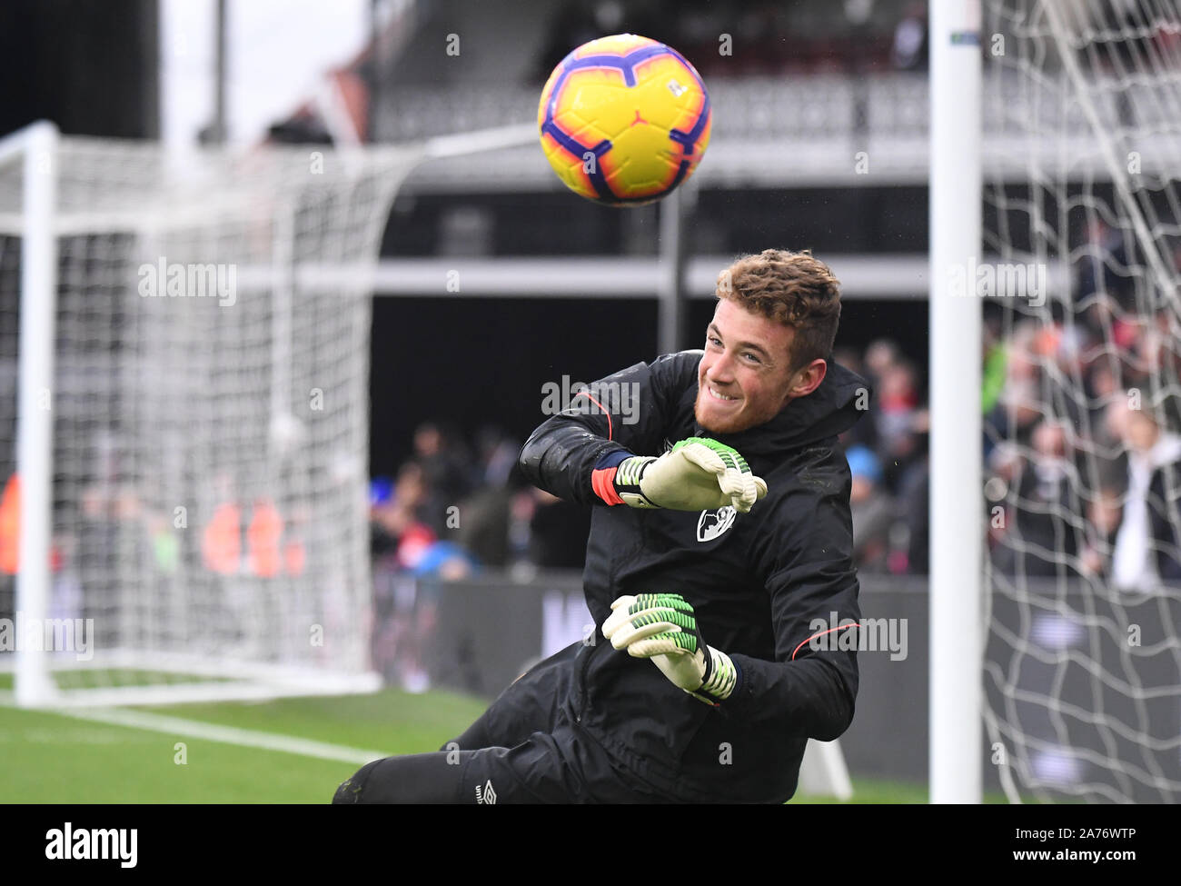 Londra, Inghilterra - Ottobre 27, 2018: Mark Travers di Bournemouth raffigurato prima dell'2018/19 English Premier League tra Fulham FC e AFC Bournemouth a Craven Cottage. Foto Stock