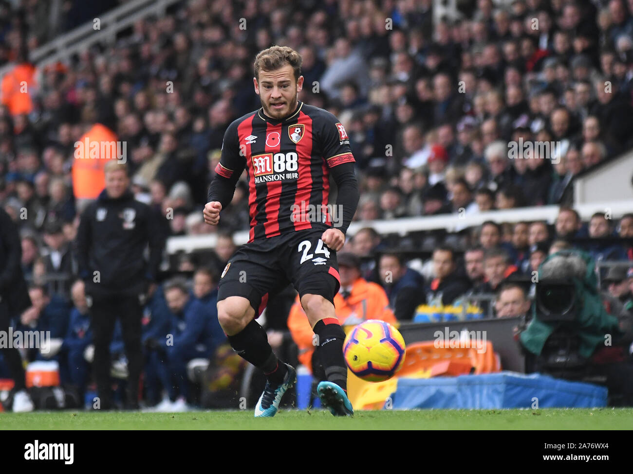 Londra, Inghilterra - Ottobre 27, 2018: Ryan Fraser di Bournemouth mostrato durante il 2018/19 English Premier League tra Fulham FC e AFC Bournemouth a Craven Cottage. Foto Stock