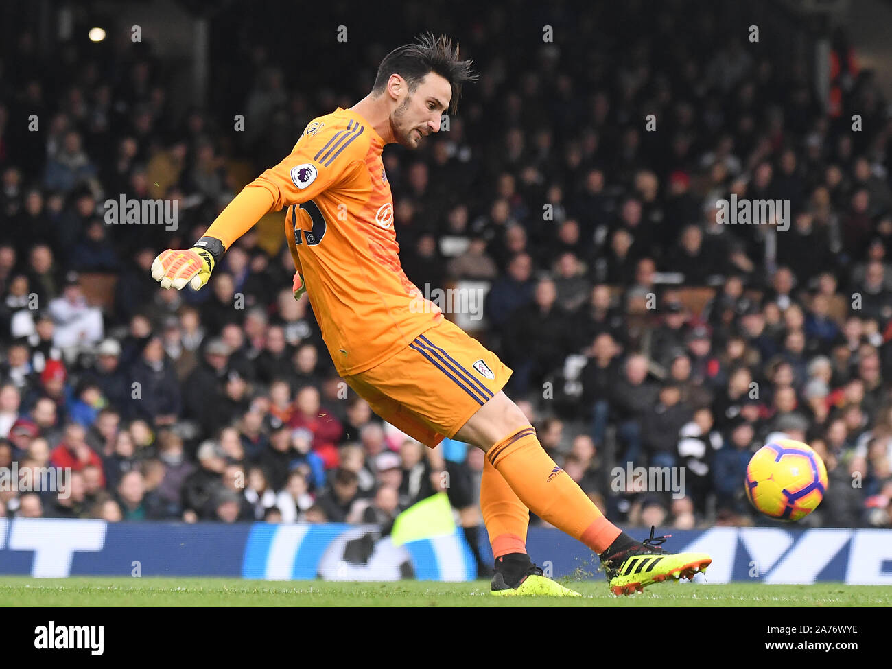 Londra, Inghilterra - Ottobre 27, 2018: Sergio Rico di Fulham mostrato durante il 2018/19 English Premier League tra Fulham FC e AFC Bournemouth a Craven Cottage. Foto Stock