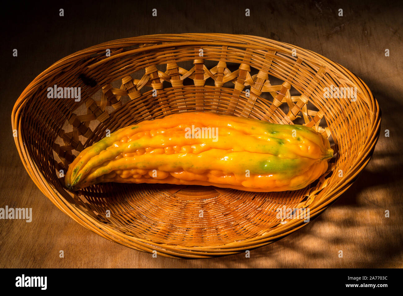 Mature cinese di melone amaro nel cestello sul tagliere di legno Foto stock  - Alamy