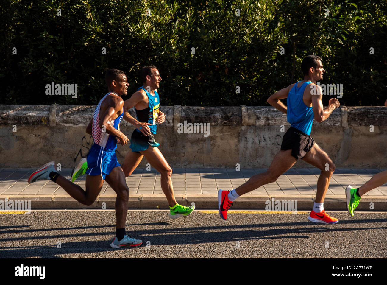 Valencia, Spagna - 27 Ottobre 2019: partecipante in una mezza maratona in  esecuzione sull'asfalto della città di Valencia, nike vaporfly accanto Foto  stock - Alamy