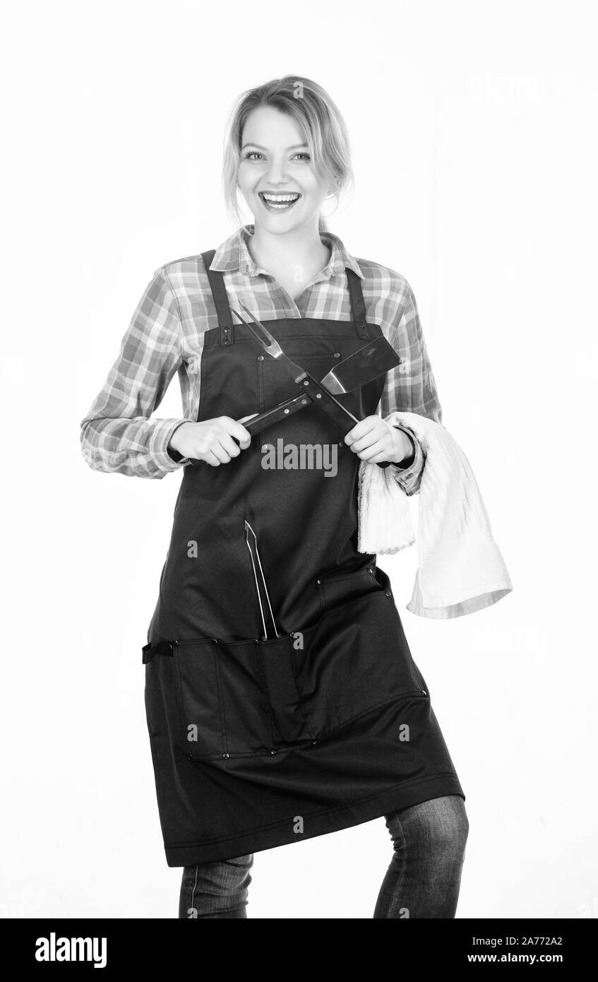 Godere di momenti felici. Preparazione e culinario. Week-end in famiglia. Donna tenere gli utensili da cucina. Pretty girl in grembiule chef. Utensili per cucinare cibo ricetta di cucina. Picnic barbecue. Foto Stock