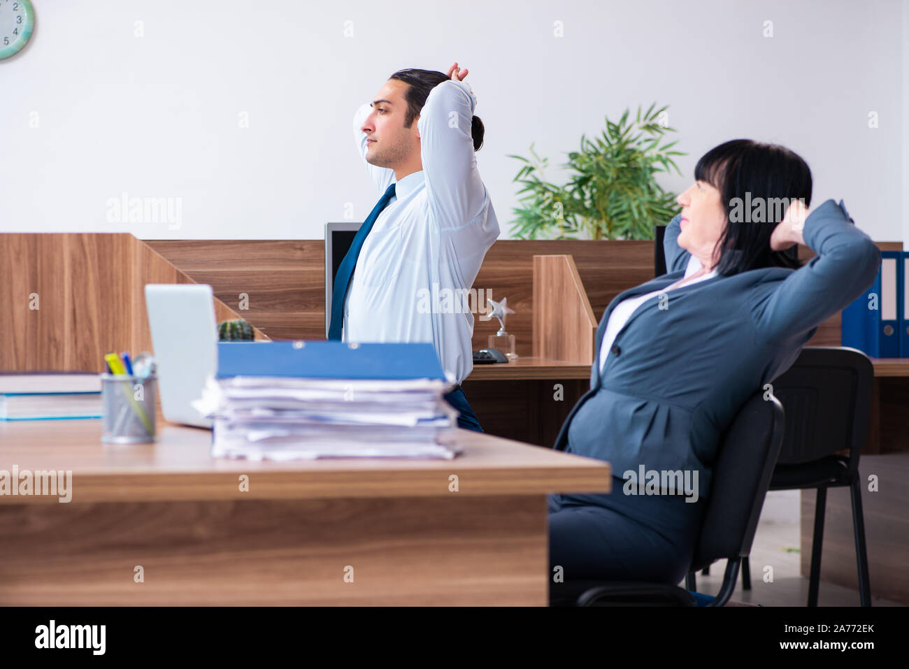 I due dipendenti facendo sport esercizi in ufficio Foto Stock