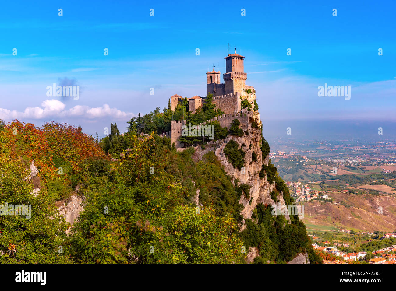 Prima torre Guaita fortezza nella città di San Marino della Repubblica di San Marino nella giornata di sole Foto Stock