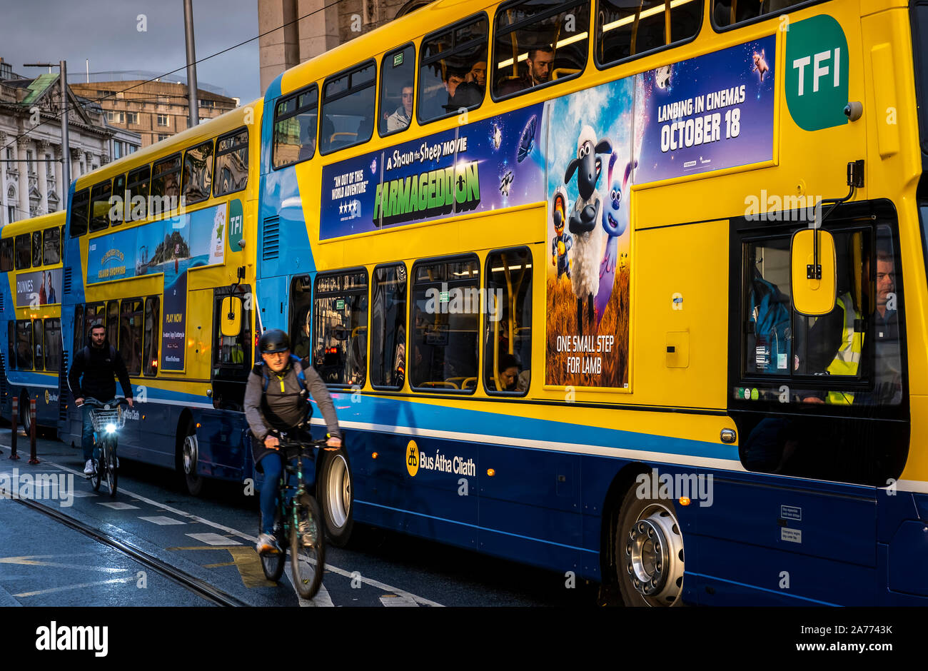Autobus e moto in College Green, Dublino, Irlanda Foto Stock
