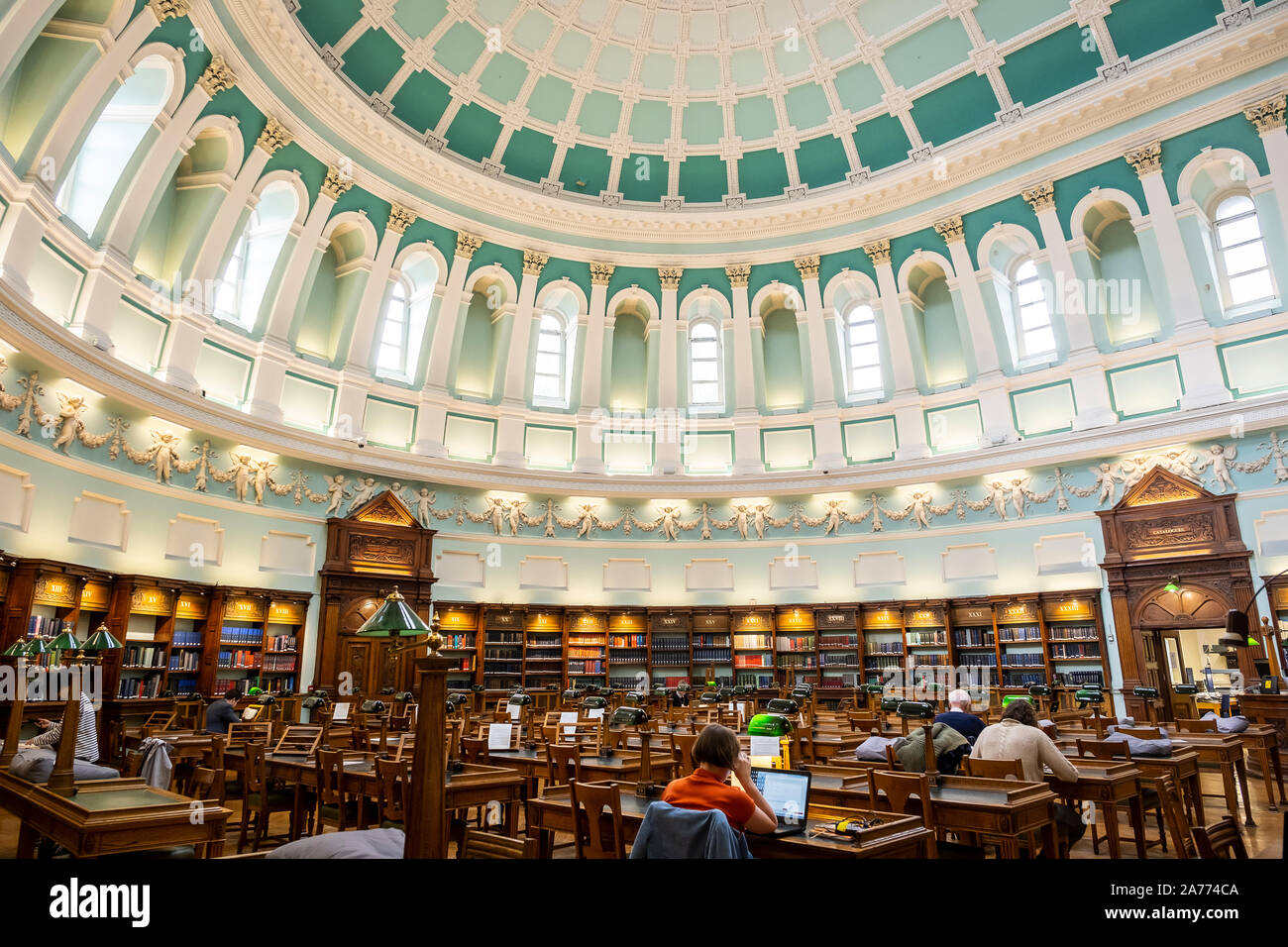 Biblioteca nazionale dell'Irlanda. La sala di lettura. L'edificio è stato progettato da Thomas Newenham Deane, Dublino, Irlanda Foto Stock