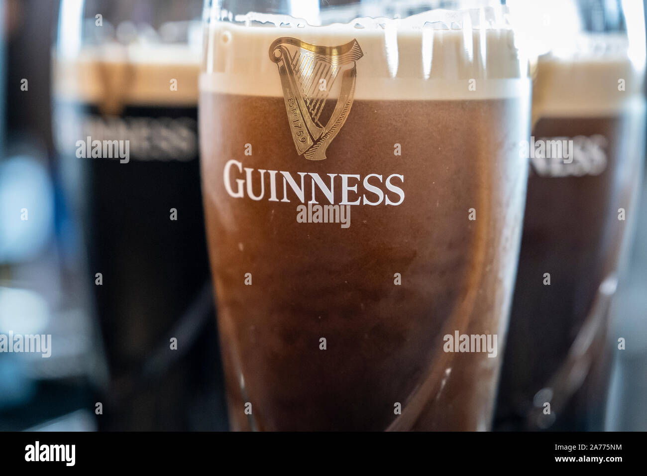 Pinte di Guinness al bar Gravity, Guinness Storehouse, museo, birreria, esposizione, Dublino, Irlanda Foto Stock