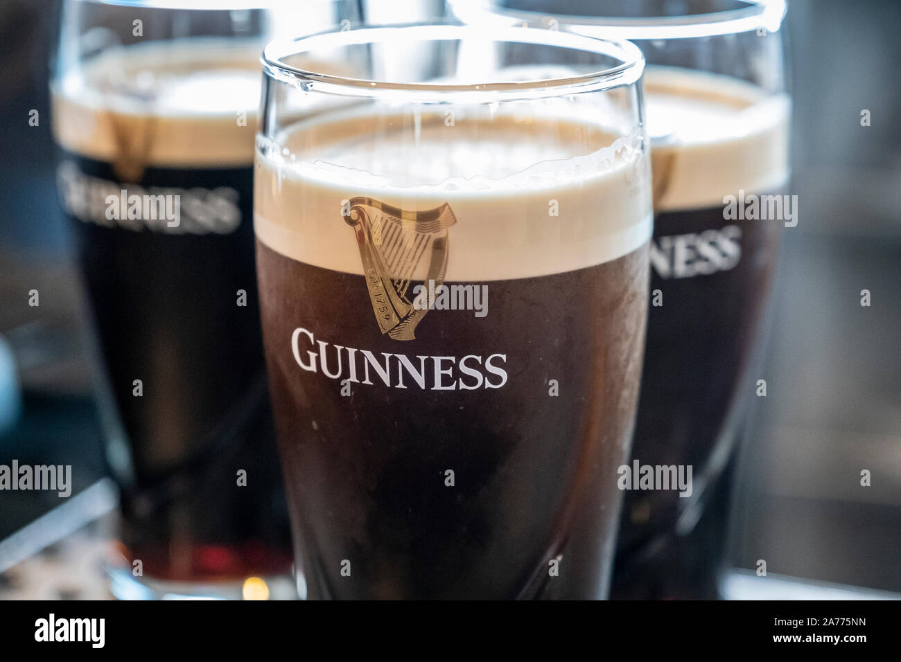Pinte di Guinness al bar Gravity, Guinness Storehouse, museo, birreria, esposizione, Dublino, Irlanda Foto Stock
