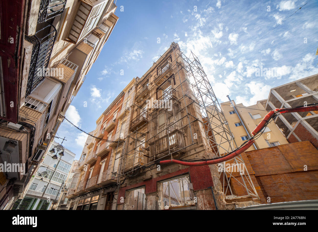 Edificio storico facciata con struttura portante in modo da preservarlo mentre il nuovo edificio è eretto. Basso angolo di visione Foto Stock