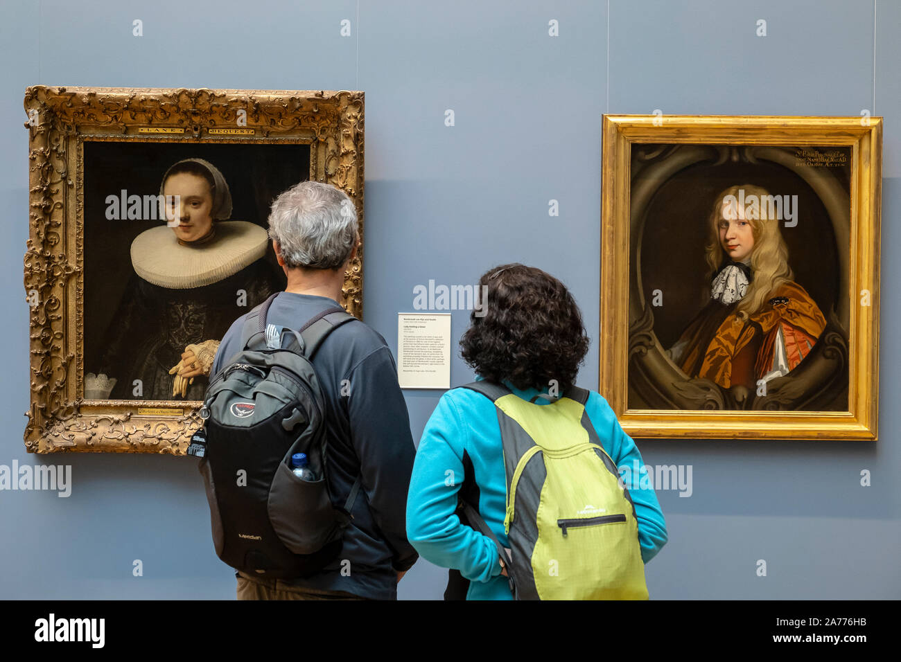 Sinistra 'Lady tenendo un guanto da Rembrandt van Rijn e Studio. Diritto 'Sir Philllip Perceval da Thomas Pooley. National Gallery of Ireland di Dublino, IRELA Foto Stock