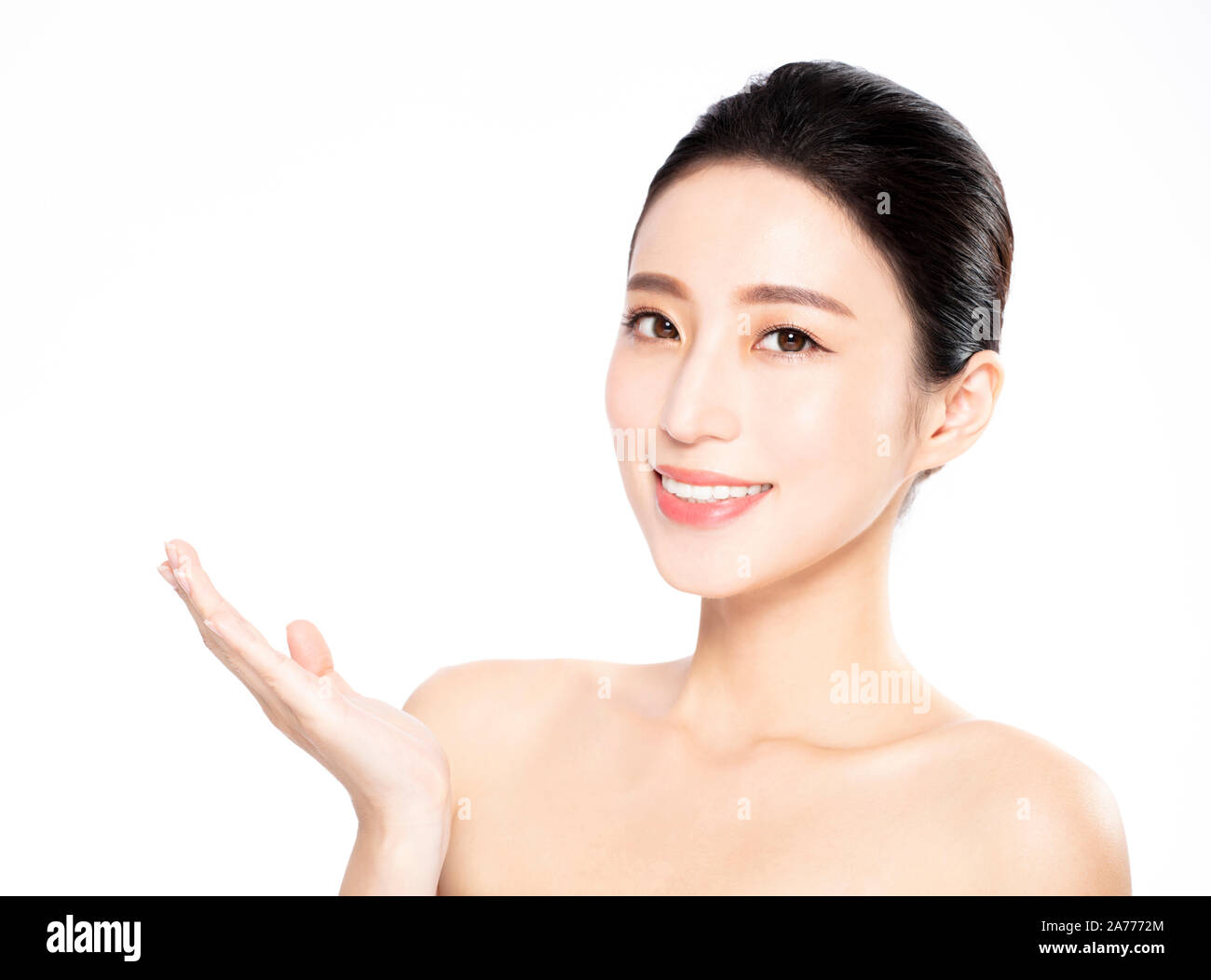 Bel volto di donna giovane con pulire la pelle fresca Foto Stock