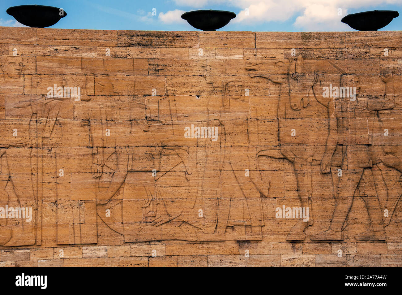Dettaglio dai rilievi sulle pareti esterne di Anitkabir, il mausoleo di Mustafa Kemal Ataturk, fondatore della moderna Repubblica di Turchia Foto Stock