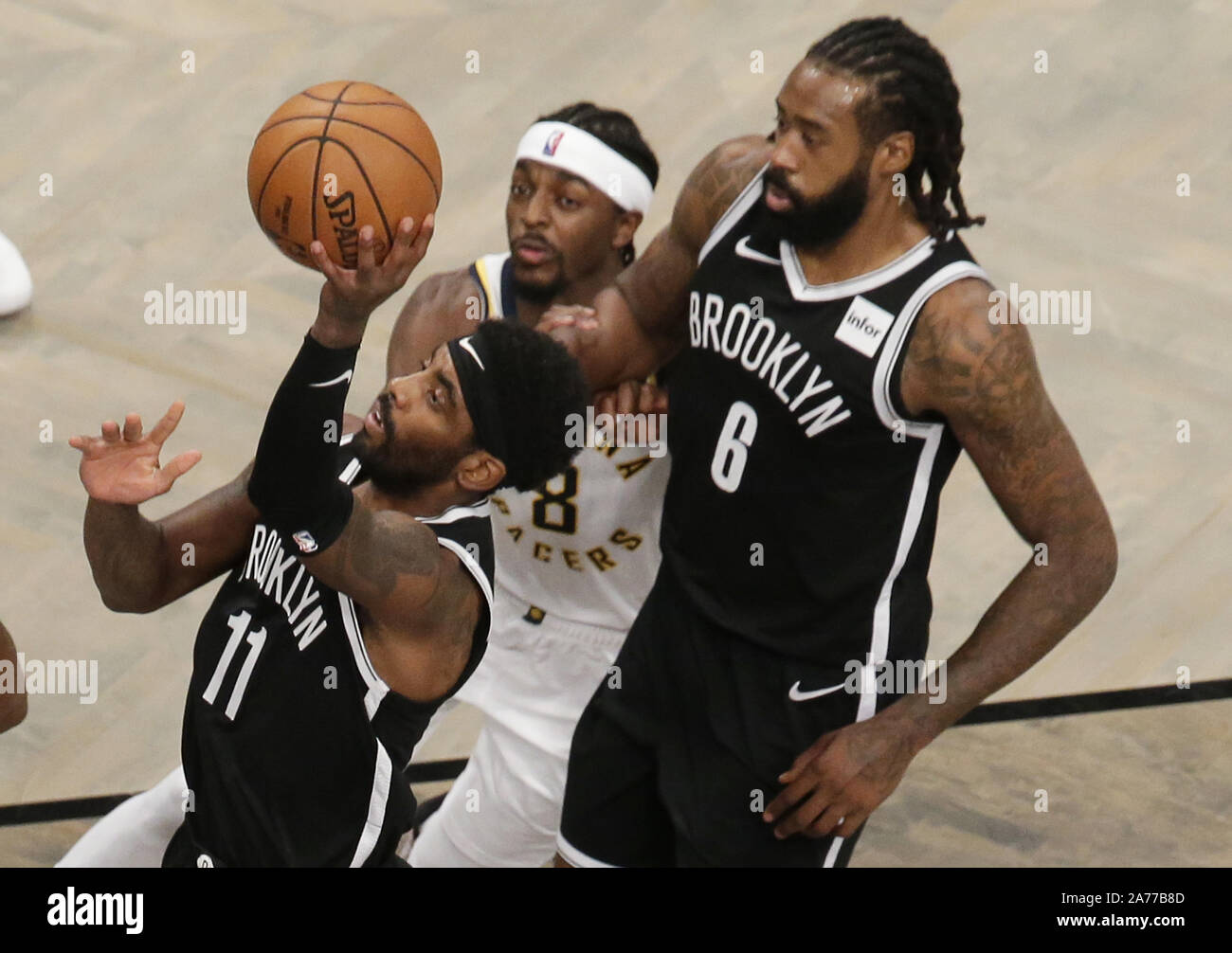 Brooklyn, Stati Uniti. 30 ott 2019. Reti di Brooklyn Kyrie Irving rigidi per il cestello nella prima metà contro Indiana Pacers presso Barclays Center su Mercoledì, Ottobre 30, 2019 a New York City. Foto di Giovanni Angelillo/UPI Credito: UPI/Alamy Live News Foto Stock