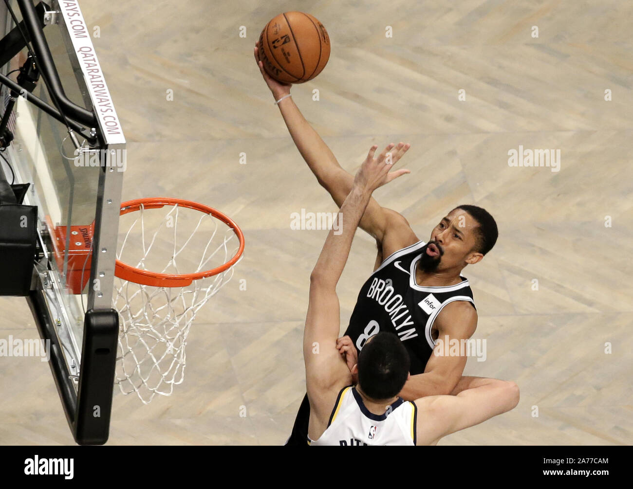 Brooklyn, Stati Uniti. 30 ott 2019. Indiana Pacers Goga Bitadze difende Brooklyn Nets Spencer Dinwiddie chi spinge per il cestello nella prima metà presso Barclays Center su Mercoledì, Ottobre 30, 2019 a New York City. Foto di Giovanni Angelillo/UPI Credito: UPI/Alamy Live News Foto Stock