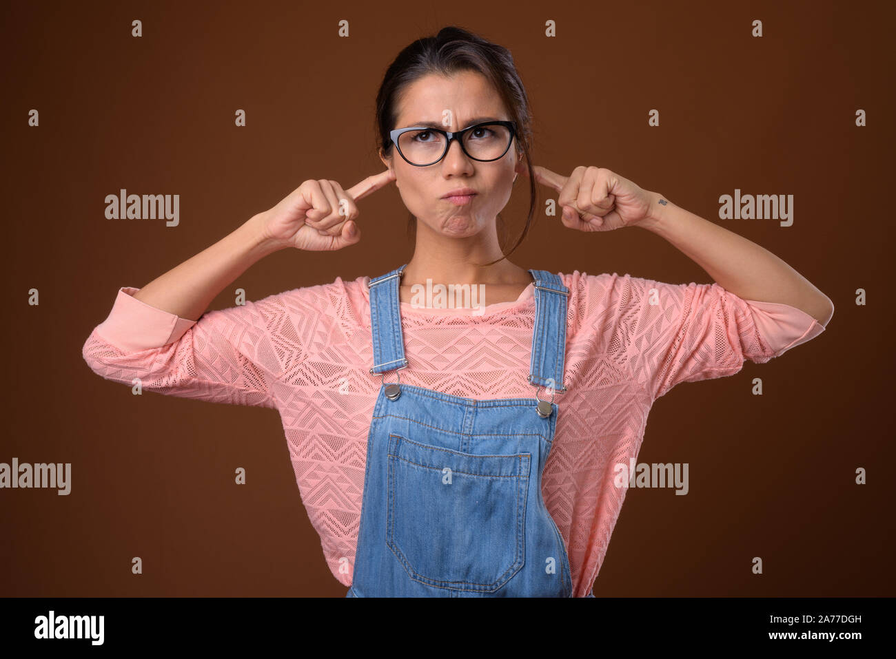 Ritratto di bella multi etnico donna nerd con occhiali Foto Stock