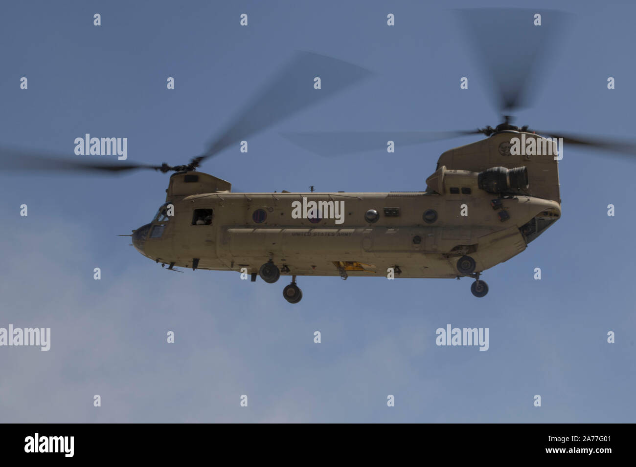 Un CH-47 elicottero Chinook assegnati alla lotta contro la Brigata Aerea, 1° Divisione Corazzate si prepara a terra in corrispondenza di una base remota nel sud-est in Afghanistan, 13 settembre 2019. Il 1AD CABINA, noto come il ferro Eagles, supporta vari requisiti aria attraverso l'Afghanistan a sostegno delle operazioni di sostegno risoluto e libertà di Sentinel. (US Army foto di Sgt. Nicholas Brown-Bell) Foto Stock