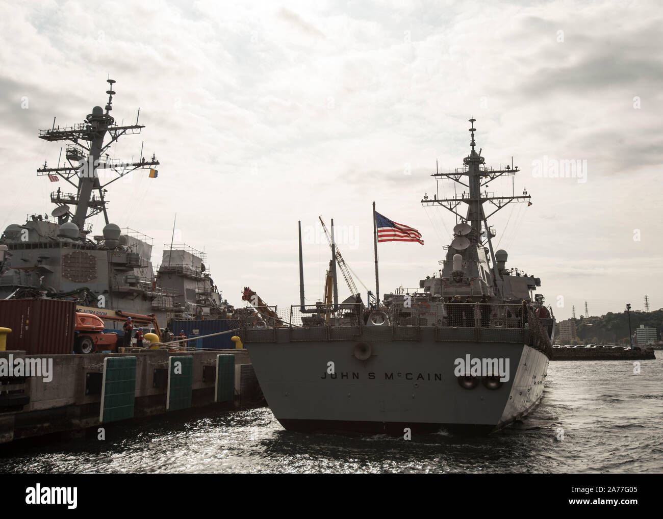 YOKOSUKA, Giappone (ott. 28, 2019) - Il Arleigh Burke-class guidato-missile destroyer USS John S. McCain (DDG 56) è ormeggiata prima di uscire le attività della flotta Yokosuka per condurre al completo di test sul mare. Questo è il primo in corso per Giovanni S. McCain sin dalla sua collisione nel 2017. S. John McCain è assegnato a Destroyer Squadron (DESRON) 15 e distribuita a Yokosuka, Giappone. (U.S. Foto di Marina di Massa lo specialista di comunicazione di terza classe Aron Montano) Foto Stock