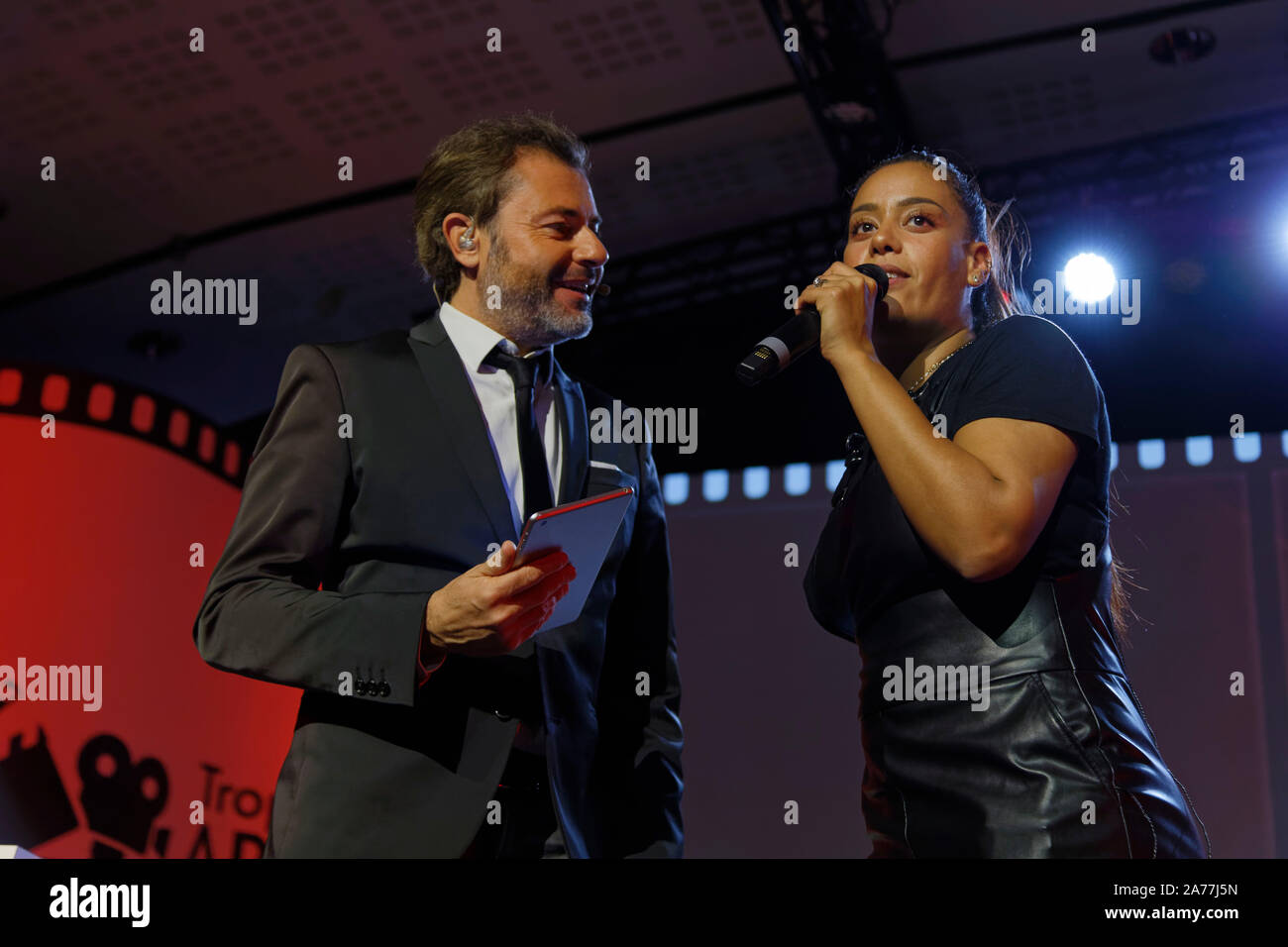 Parigi, Francia. 14 ottobre, 2019. Amel Bent e Antonio di Girolamo alla XV edizione dei trofei APAJH presso il Carrousel du Louvre a Parigi, Francia. Foto Stock