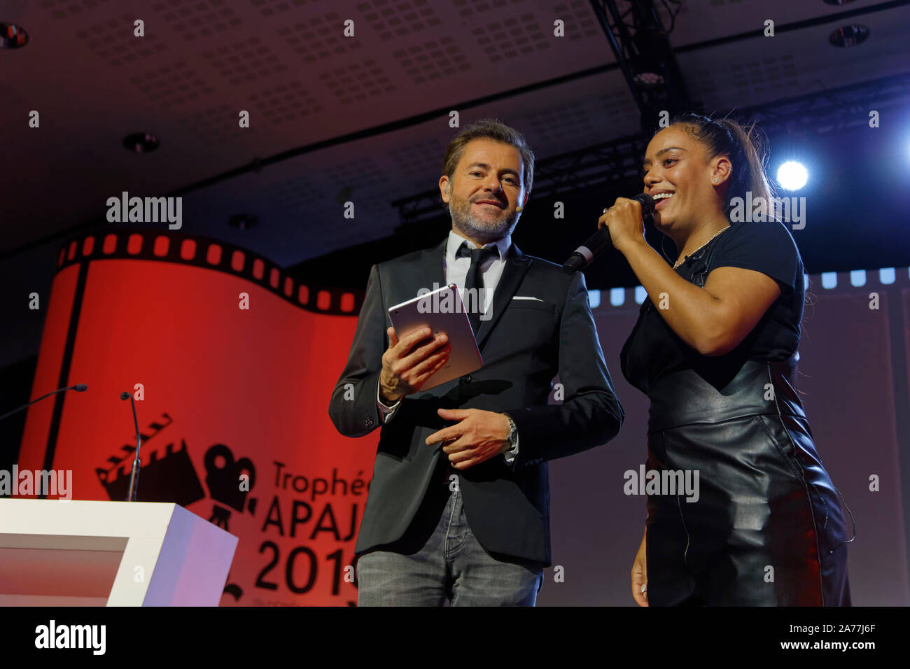 Parigi, Francia. 14 ottobre, 2019. Amel Bent e Antonio di Girolamo alla XV edizione dei trofei APAJH presso il Carrousel du Louvre a Parigi, Francia. Foto Stock