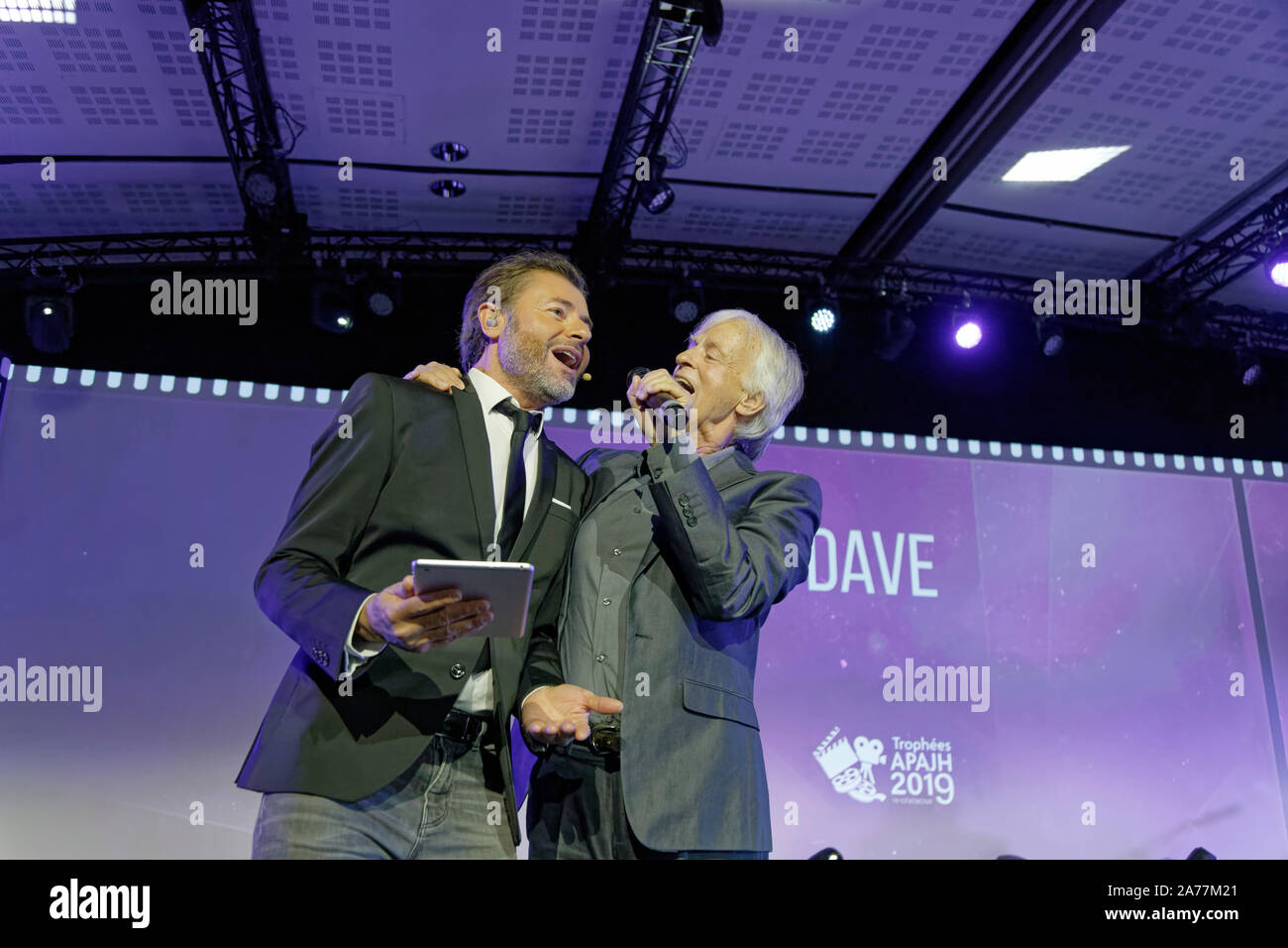 Parigi, Francia. 14 ottobre, 2019. Dave e Jerome Anthony cantare alla XV edizione dei trofei APAJH presso il Carrousel du Louvre a Parigi, Francia. Foto Stock